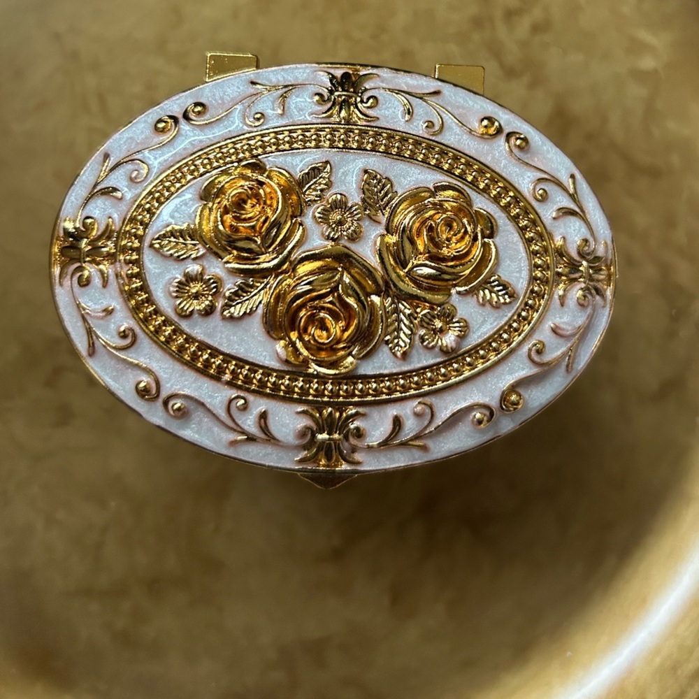 NWOT Vintage Style Gold and Beige Jewelry Box - Picture 2 of 5